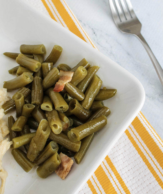 white plate of Instant Pot green beans