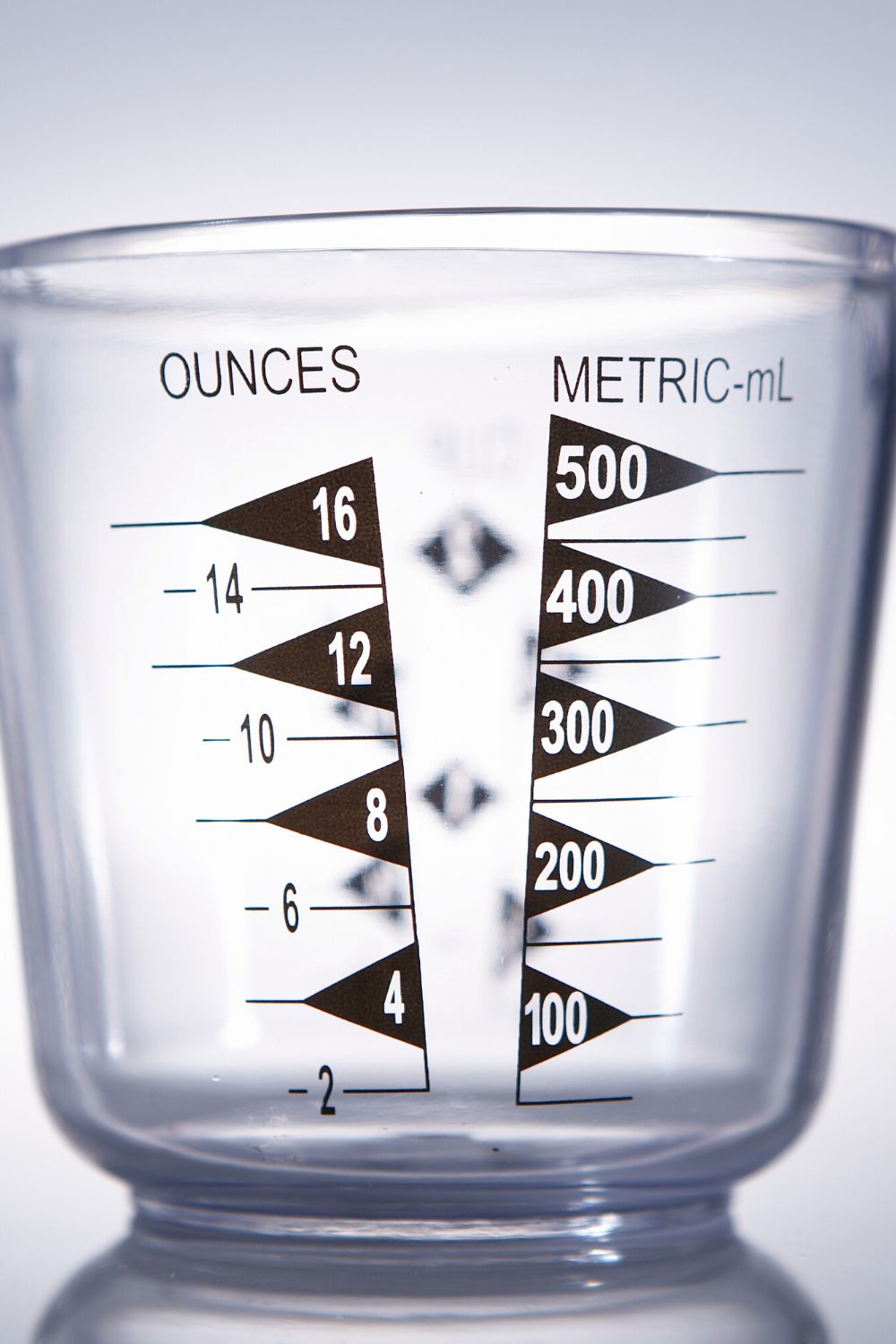 A liquid measuring cup